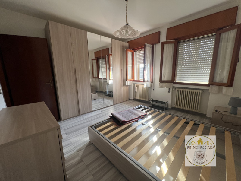 Comodo al centro e alle vie principali, proponiamo in affitto appartamento al secondo piano arred...