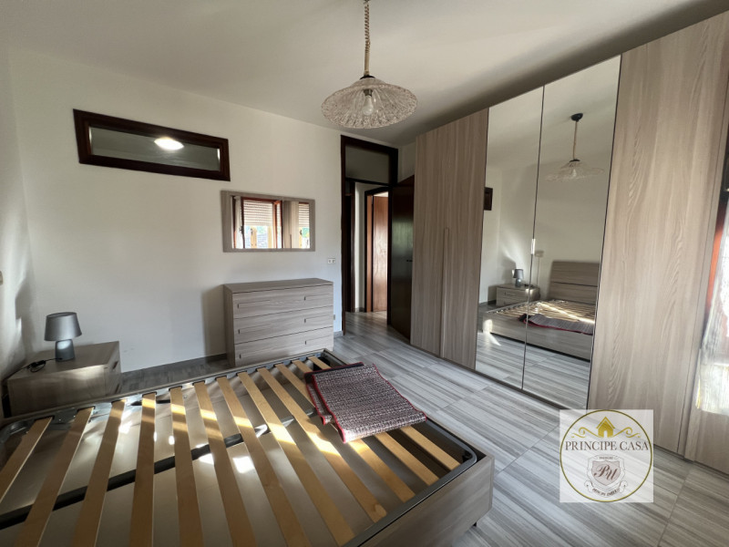 Comodo al centro e alle vie principali, proponiamo in affitto appartamento al secondo piano arred...