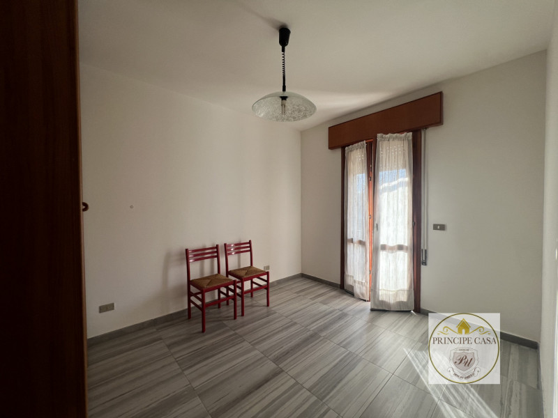 Comodo al centro e alle vie principali, proponiamo in affitto appartamento al secondo piano arred...