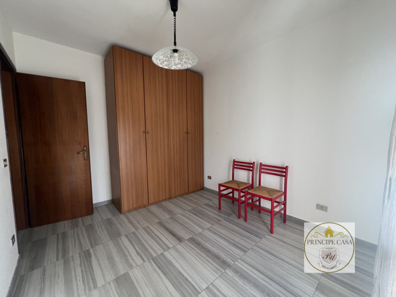 Comodo al centro e alle vie principali, proponiamo in affitto appartamento al secondo piano arred...