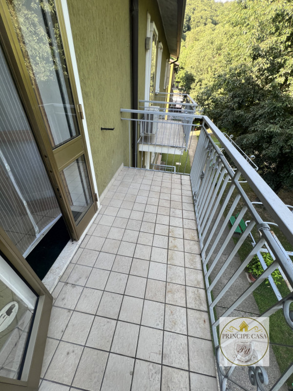 Comodo al centro e alle vie principali, proponiamo in affitto appartamento al secondo piano arred...