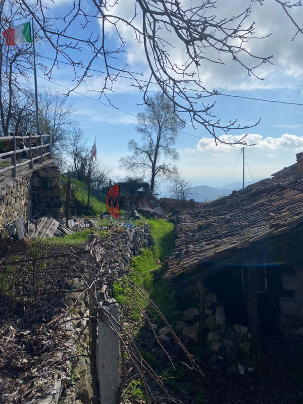 In vendita a Monte di Malo, proponiamo un affascinante rustico, completamente da ristrutturare,  ...