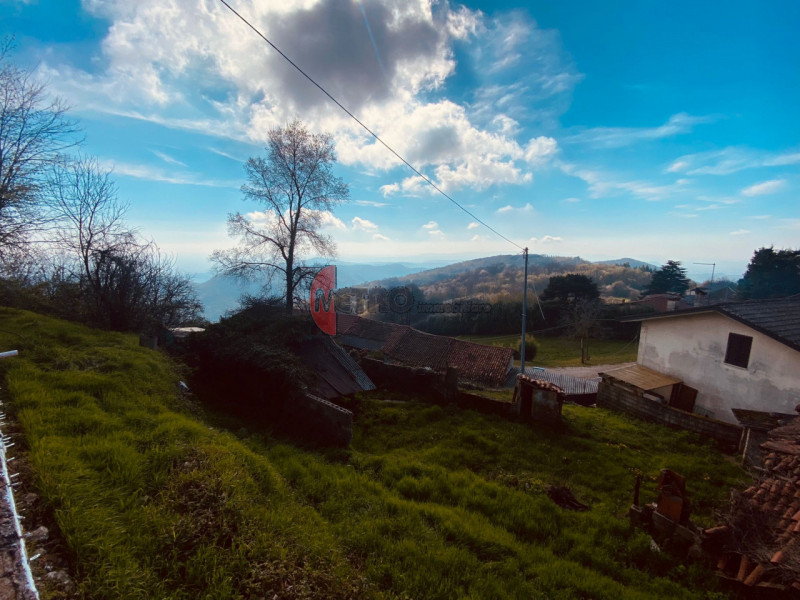 In vendita a Monte di Malo, proponiamo un affascinante rustico, completamente da ristrutturare,  ...
