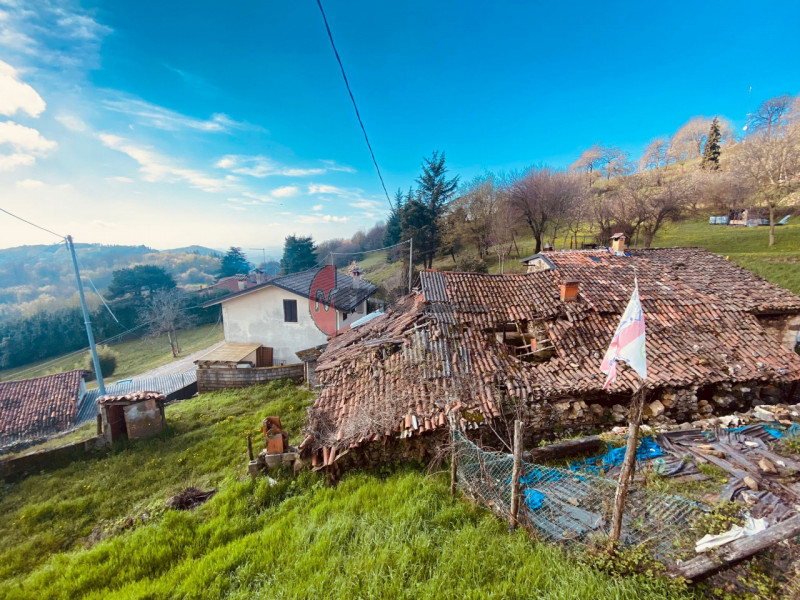 In vendita a Monte di Malo, proponiamo un affascinante rustico, completamente da ristrutturare,  ...