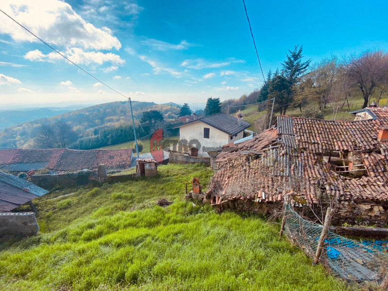 In vendita a Monte di Malo, proponiamo un affascinante rustico, completamente da ristrutturare,  ...