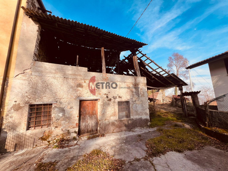 In vendita a Monte di Malo, proponiamo un affascinante rustico, completamente da ristrutturare,  ...