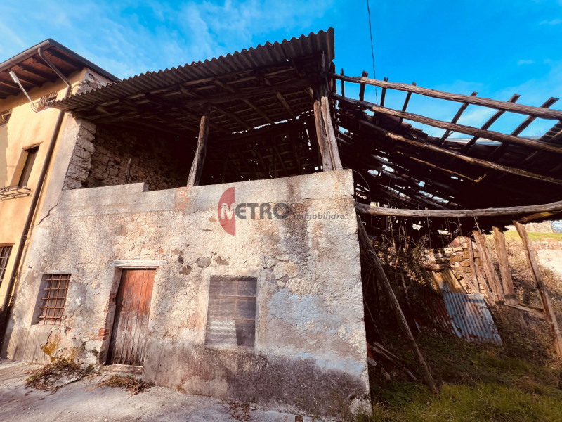 In vendita a Monte di Malo, proponiamo un affascinante rustico, completamente da ristrutturare,  ...