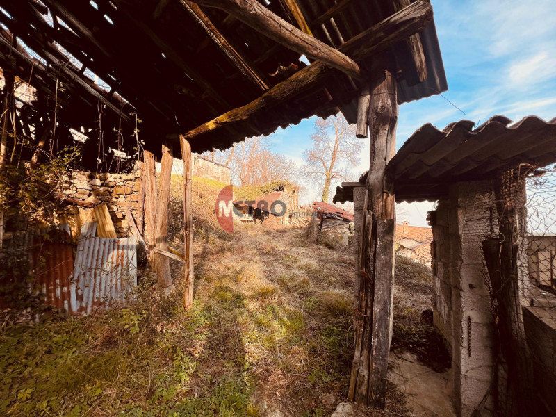 In vendita a Monte di Malo, proponiamo un affascinante rustico, completamente da ristrutturare,  ...