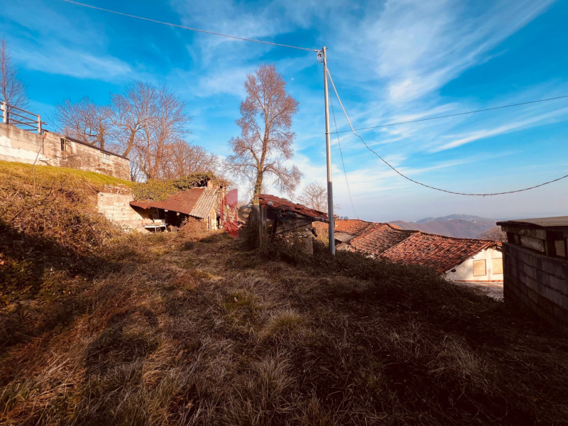In vendita a Monte di Malo, proponiamo un affascinante rustico, completamente da ristrutturare,  ...