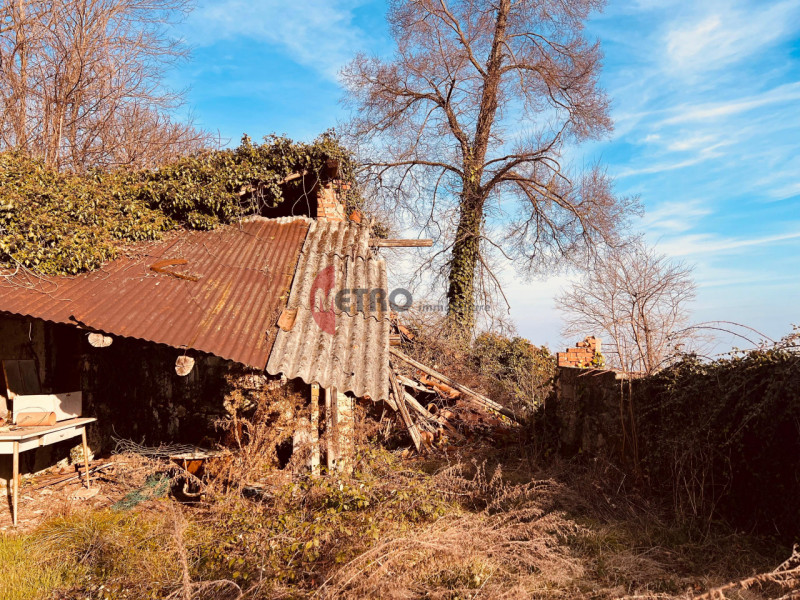 In vendita a Monte di Malo, proponiamo un affascinante rustico, completamente da ristrutturare,  ...