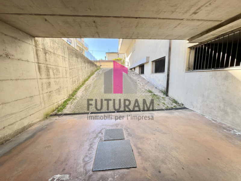 VILLAVERLA - RIF.151BRU-FUTURAM PER INFO 0444/310220 - 392/9183796

IN ZONA DI FORTE PASSAGGIO, S...