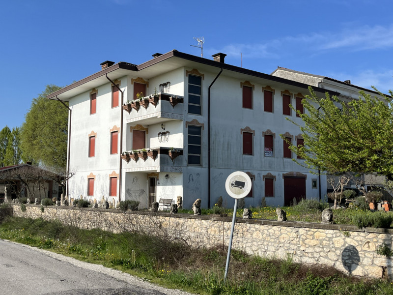 SOSSANO: In zona di campagna, disponibile Fabbricato suddiviso su tre piani fuori terra con scope...
