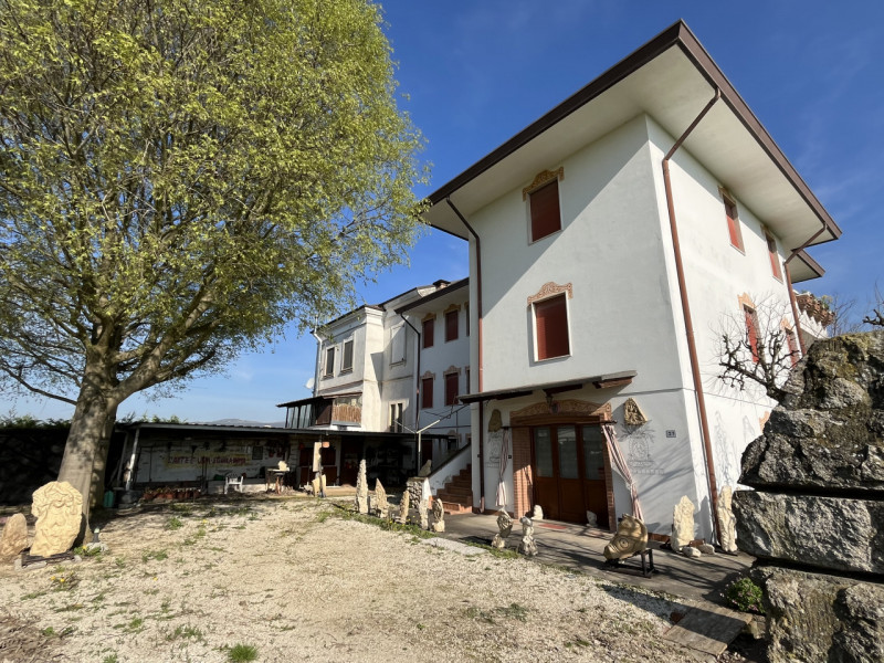 SOSSANO: In zona di campagna, disponibile Fabbricato suddiviso su tre piani fuori terra con scope...