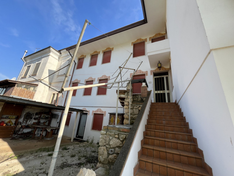 SOSSANO: In zona di campagna, disponibile Fabbricato suddiviso su tre piani fuori terra con scope...