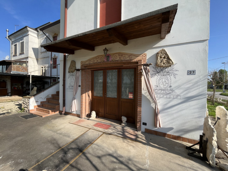 SOSSANO: In zona di campagna, disponibile Fabbricato suddiviso su tre piani fuori terra con scope...