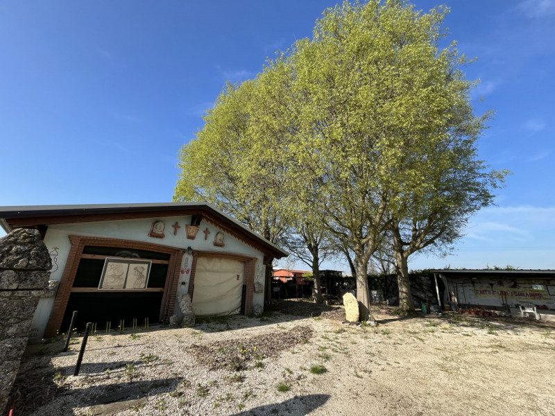 SOSSANO: In zona di campagna, disponibile Fabbricato suddiviso su tre piani fuori terra con scope...