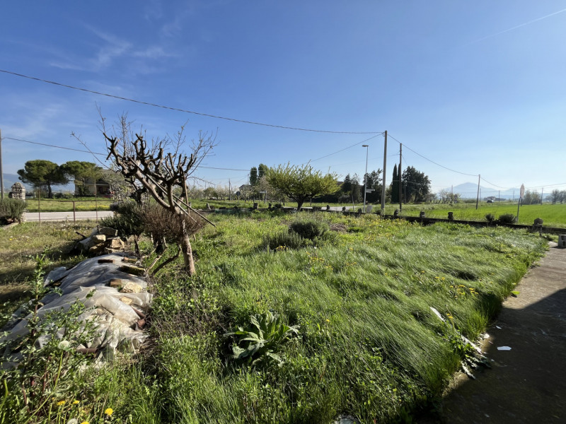 SOSSANO: In zona di campagna, disponibile Fabbricato suddiviso su tre piani fuori terra con scope...