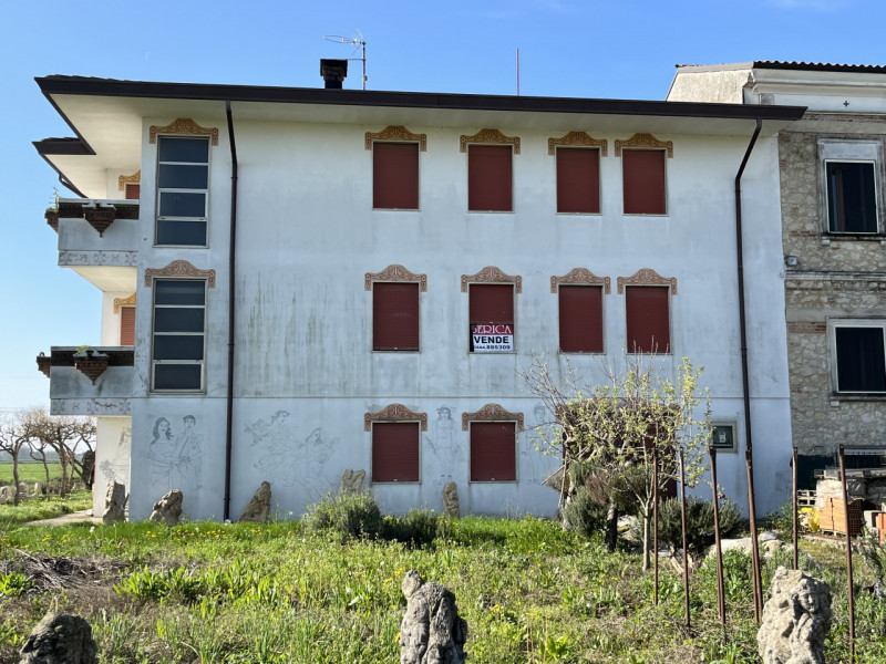 SOSSANO: In zona di campagna, disponibile Fabbricato suddiviso su tre piani fuori terra con scope...