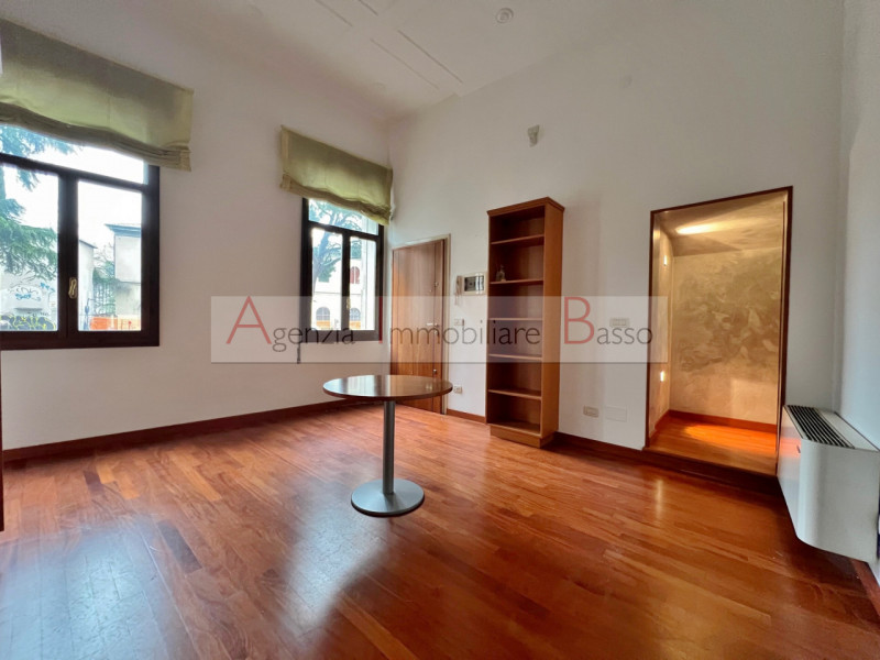 GIARDINI DELL'ARENA LATO VIA PORCIGLIA. Comodo a nuovo tribunale, ospedali, raggingibile con ogni...