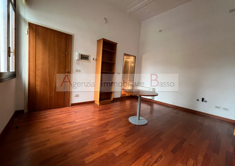 GIARDINI DELL'ARENA LATO VIA PORCIGLIA. Comodo a nuovo tribunale, ospedali, raggingibile con ogni...