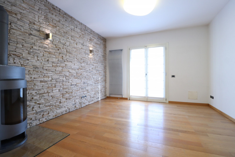 VILLORBA: LANCENIGO

In ottimo contesto residenziale vendesi bifamiliare ristrutturata nel 2007, ...