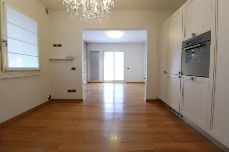 VILLORBA: LANCENIGO

In ottimo contesto residenziale vendesi bifamiliare ristrutturata nel 2007, ...