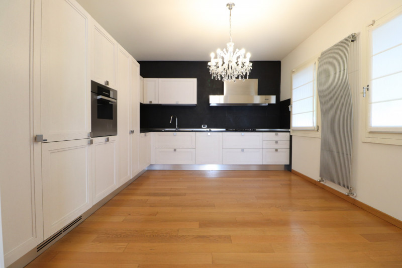 VILLORBA: LANCENIGO

In ottimo contesto residenziale vendesi bifamiliare ristrutturata nel 2007, ...