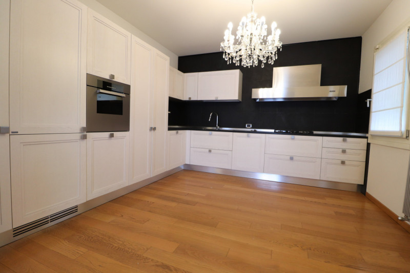 VILLORBA: LANCENIGO

In ottimo contesto residenziale vendesi bifamiliare ristrutturata nel 2007, ...