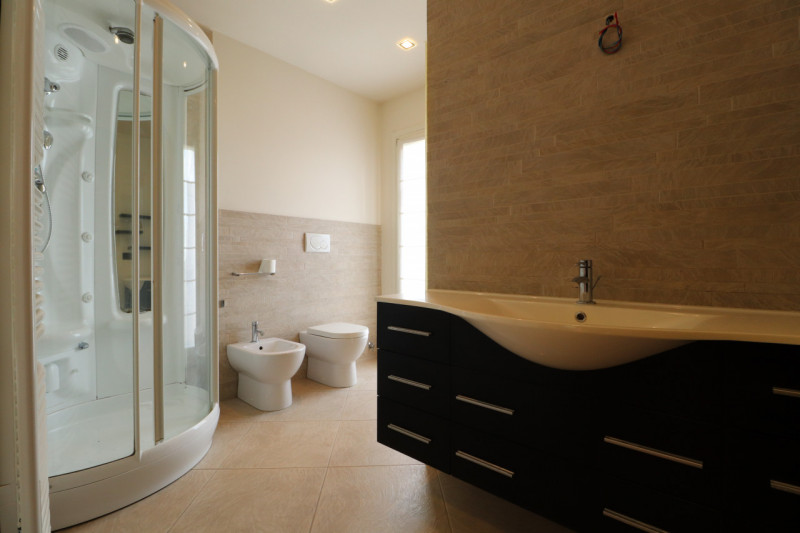 VILLORBA: LANCENIGO

In ottimo contesto residenziale vendesi bifamiliare ristrutturata nel 2007, ...