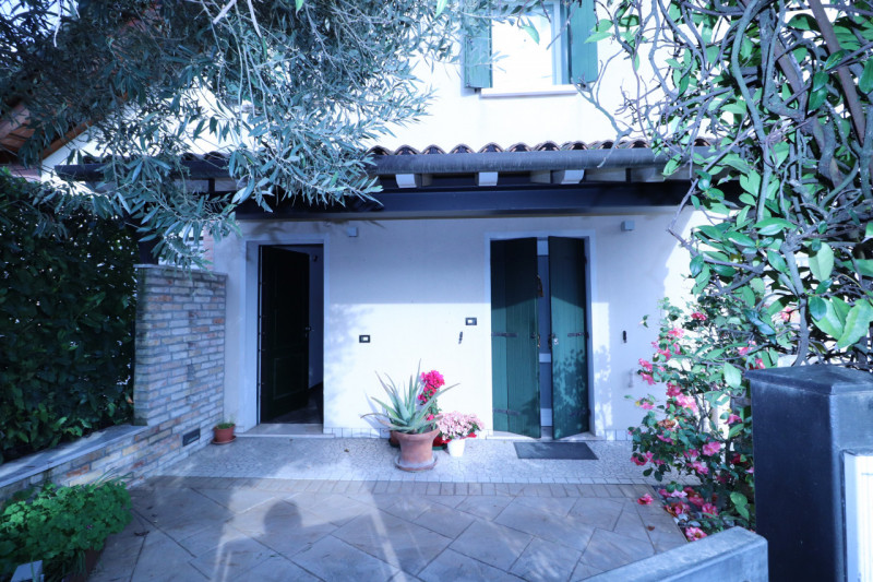 VILLORBA: LANCENIGO

In ottimo contesto residenziale vendesi bifamiliare ristrutturata nel 2007, ...