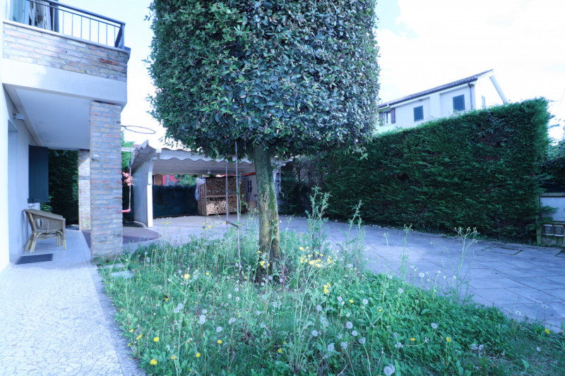 VILLORBA: LANCENIGO

In ottimo contesto residenziale vendesi bifamiliare ristrutturata nel 2007, ...