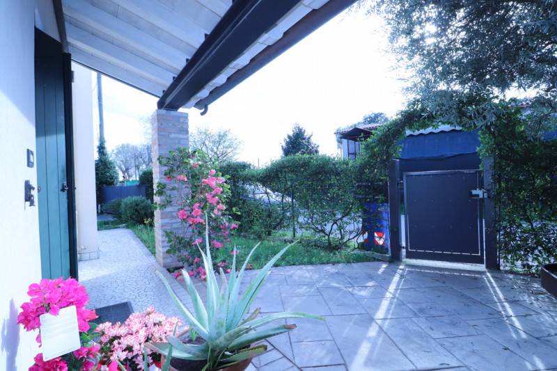 VILLORBA: LANCENIGO

In ottimo contesto residenziale vendesi bifamiliare ristrutturata nel 2007, ...