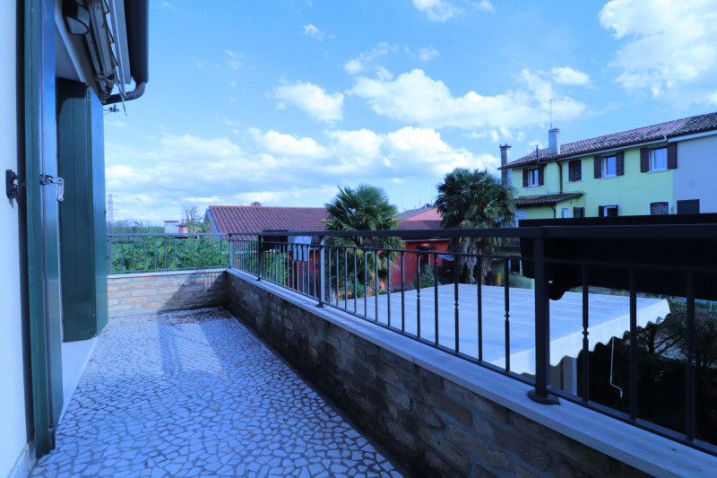 VILLORBA: LANCENIGO

In ottimo contesto residenziale vendesi bifamiliare ristrutturata nel 2007, ...