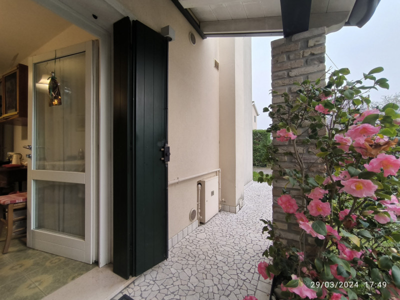 VILLORBA: LANCENIGO

In ottimo contesto residenziale vendesi bifamiliare ristrutturata nel 2007, ...