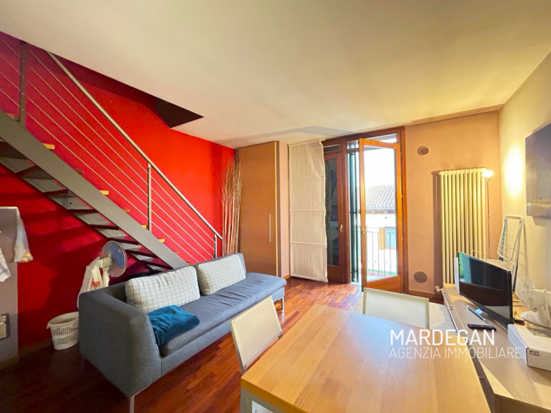 In una delle zone più tranquille e curate di Galliera Veneta, proponiamo in vendita un elegante a...