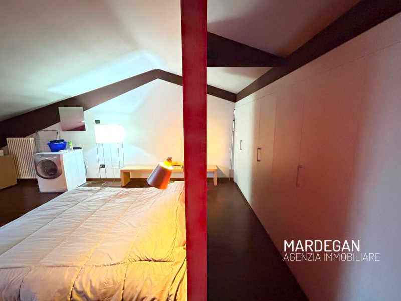 In una delle zone più tranquille e curate di Galliera Veneta, proponiamo in vendita un elegante a...