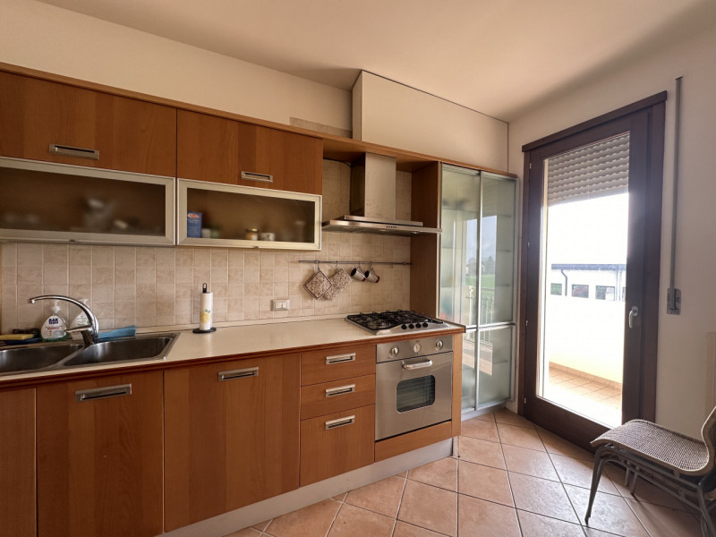 Selvazzano Dentro, nel ricercato quartiere di San Domenico, proponiamo in affitto tricamere compl...