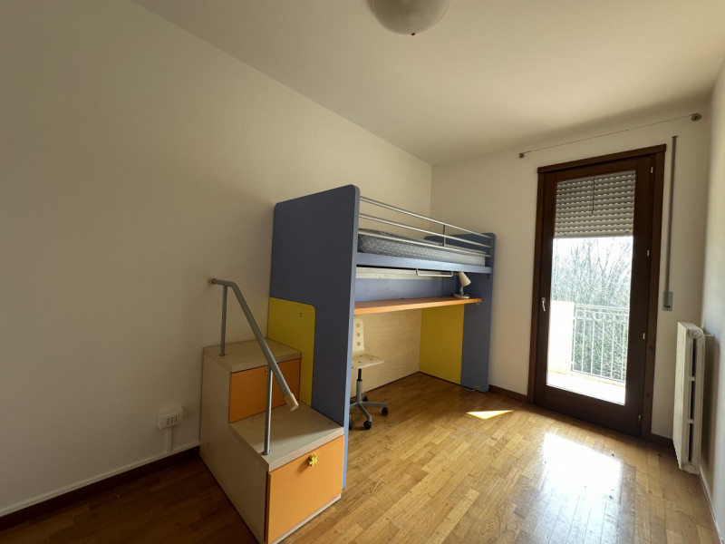 Selvazzano Dentro, nel ricercato quartiere di San Domenico, proponiamo in affitto tricamere compl...