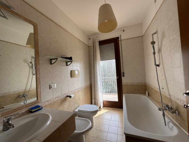 Selvazzano Dentro, nel ricercato quartiere di San Domenico, proponiamo in affitto tricamere compl...