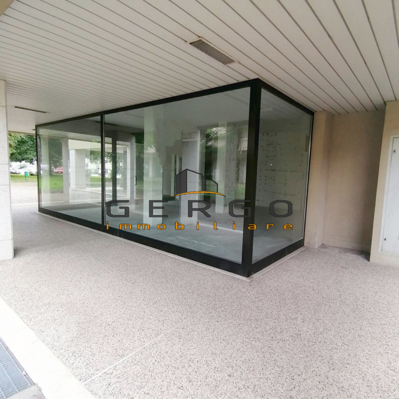 (Per INFO Mattias 3494222146) Se stai cercando un locale commerciale in una posizione strategica,...