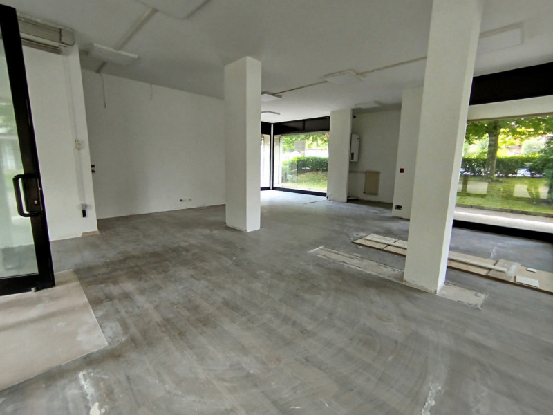 (Per INFO Mattias 3494222146) Se stai cercando un locale commerciale in una posizione strategica,...