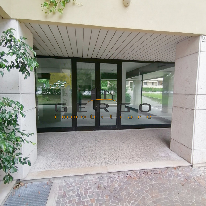 (Per INFO Mattias 3494222146) Se stai cercando un locale commerciale in una posizione strategica,...