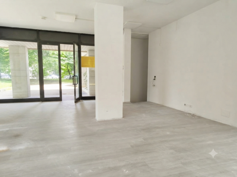 (Per INFO Mattias 3494222146) Se stai cercando un locale commerciale in una posizione strategica,...