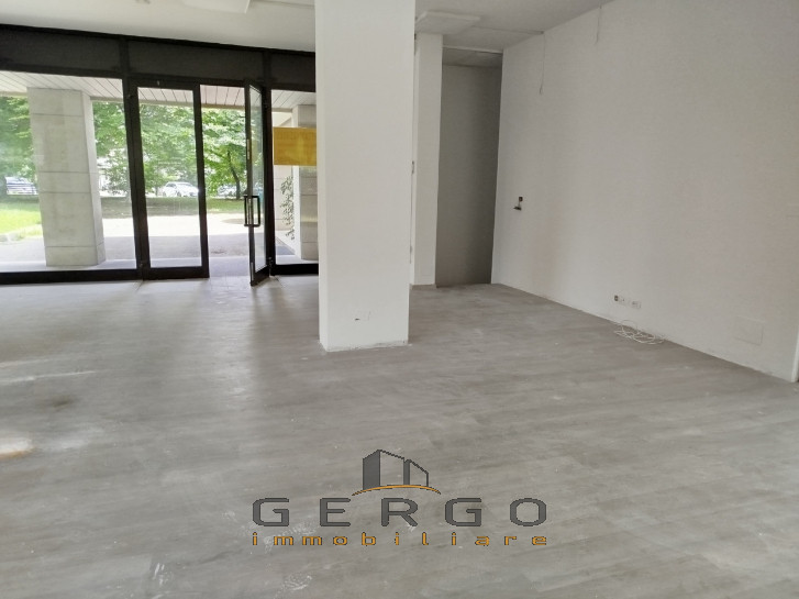 (Per INFO Mattias 3494222146) Se stai cercando un locale commerciale in una posizione strategica,...