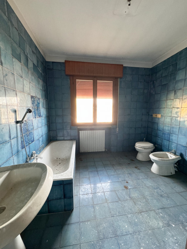 COMPOSIZIONE:
capannone di circa 650 mq con deposito annesso, il laboratorio ha un'altezza di 3,5...