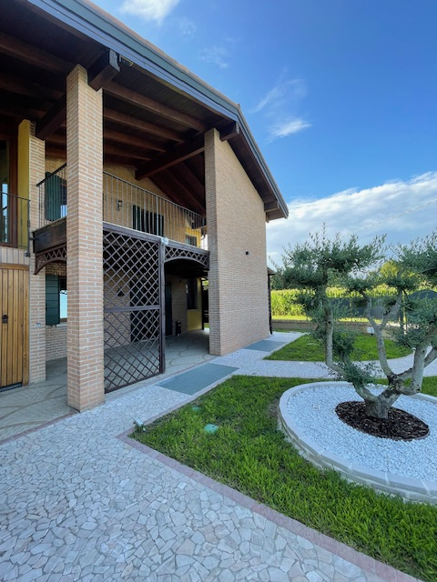 SAN GIORGIO DELLE PERTICHE   vendesi stupenda casa singola con giardino di 1000 mq caratterizzata...