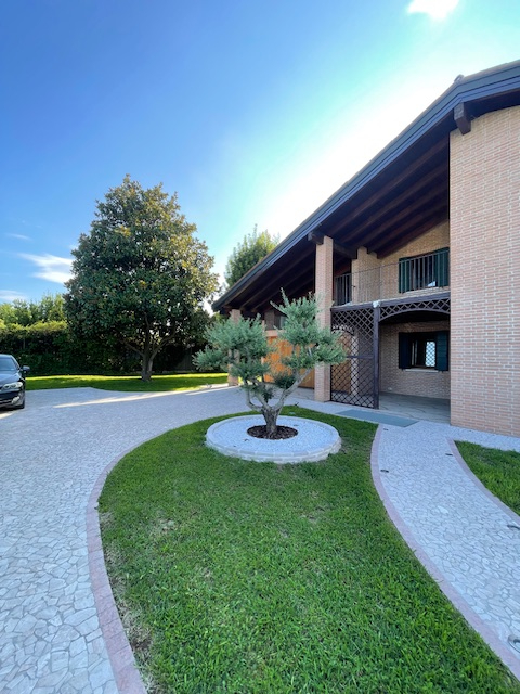 SAN GIORGIO DELLE PERTICHE   vendesi stupenda casa singola con giardino di 1000 mq caratterizzata...