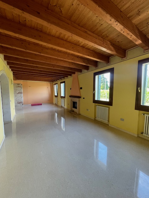 SAN GIORGIO DELLE PERTICHE   vendesi stupenda casa singola con giardino di 1000 mq caratterizzata...