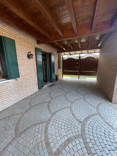 SAN GIORGIO DELLE PERTICHE   vendesi stupenda casa singola con giardino di 1000 mq caratterizzata...