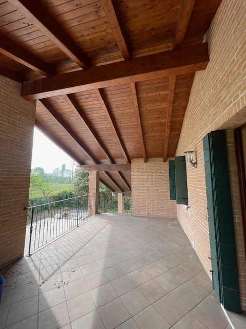 SAN GIORGIO DELLE PERTICHE   vendesi stupenda casa singola con giardino di 1000 mq caratterizzata...